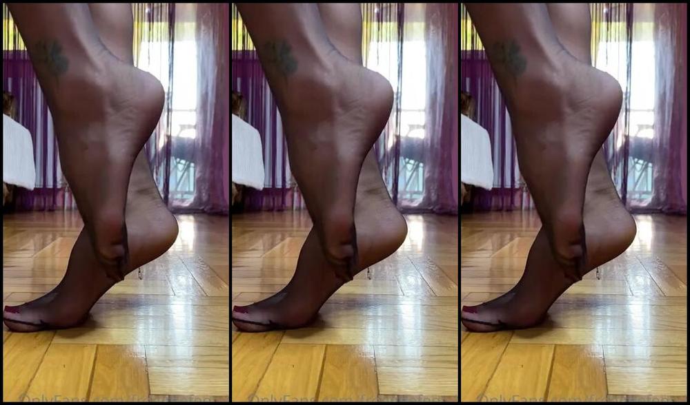 Froggeevip Onlyfans These Nylons I Got From My Friend Are So Soft Love That Feeling On My Skin Thanks