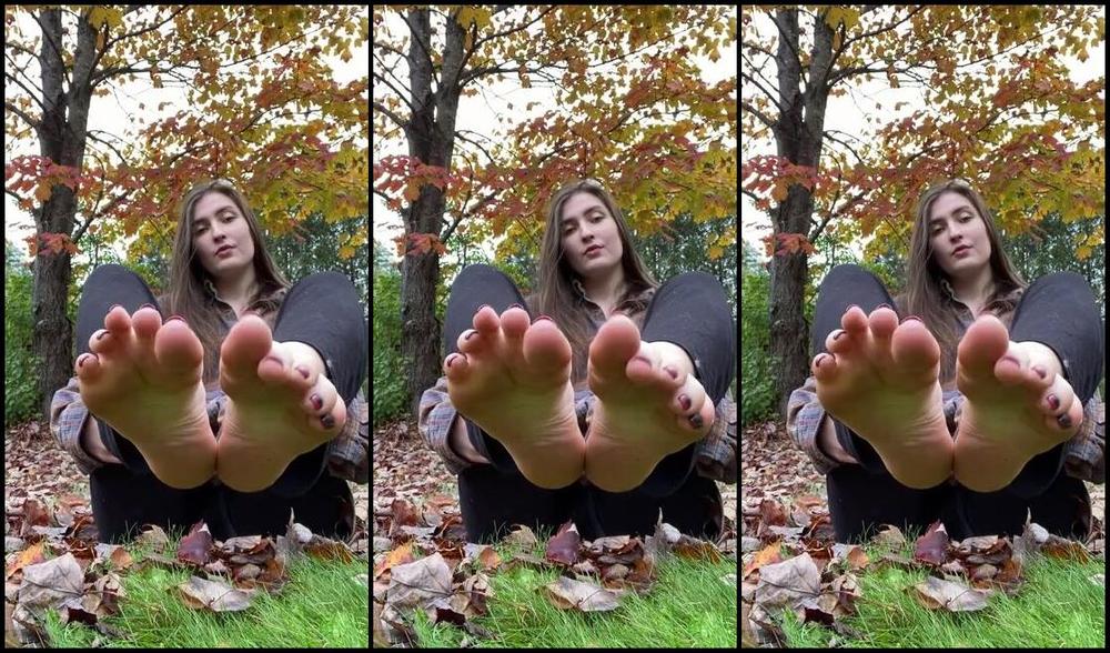 Delilah Nicknamed Footiesfeets Onlyfans Fall Is So Pretty But I M Sad It S Getting Cold Won T Be Able To Do Outside Content
