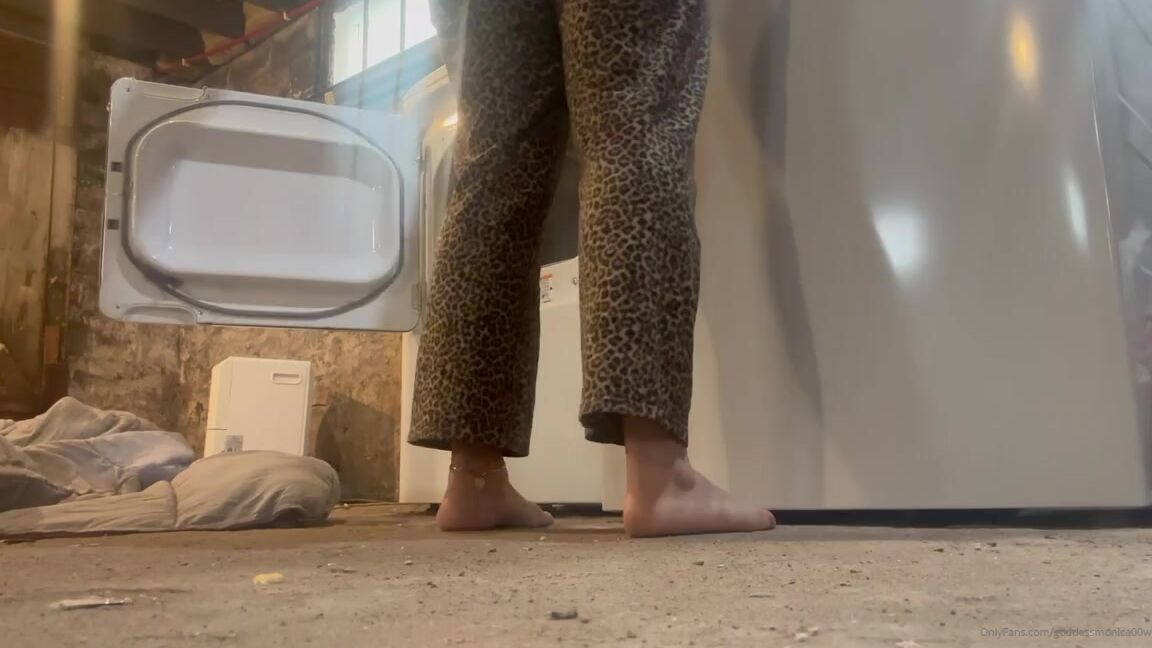 Goddessmonica00W Onlyfans Dirty Feet Cleaning My House Your Request 2P