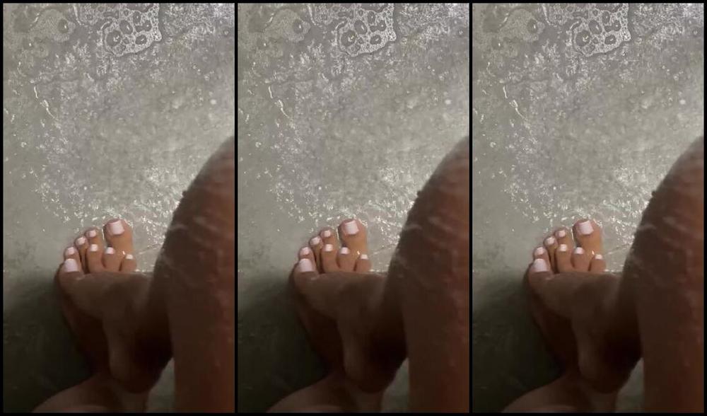 Goddess Penelope Nicknamed Penelopefeet Onlyfans 06 07 2024 Hora Do Banho Preciso De Algum Para Me Secar Bath Time And I Need Someone