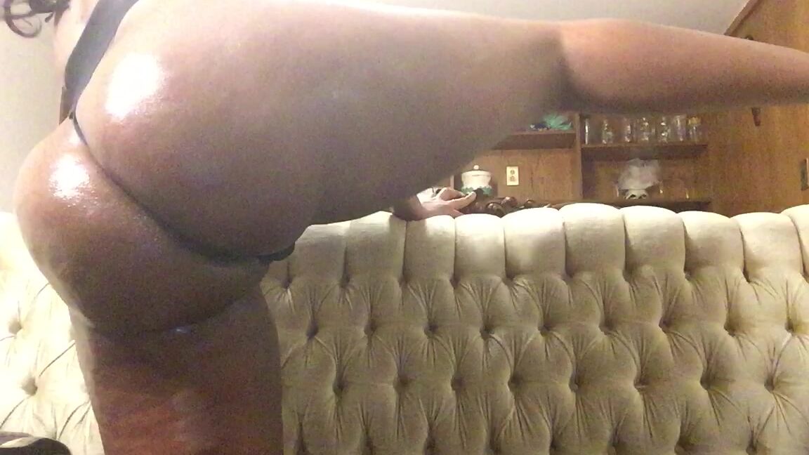 Ass Shaking, Big Ass, Booty Shaking, Oil, Twerk daddysrozay seducing you with my oily phat black ass ManyVids