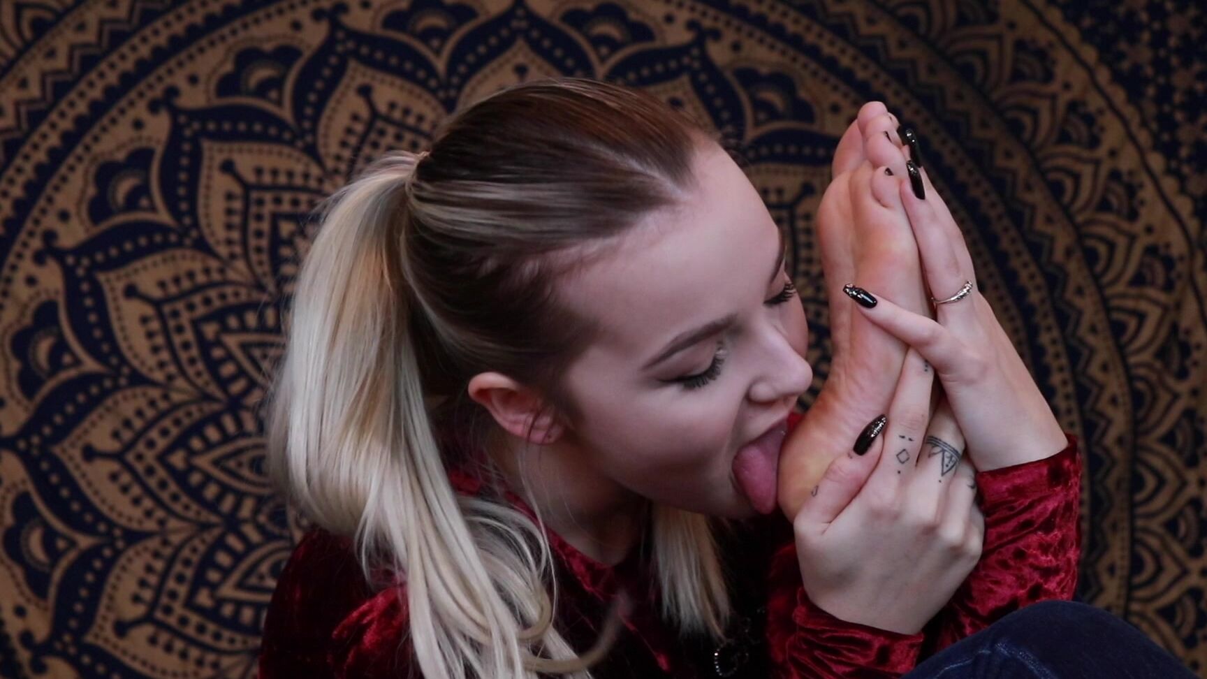 Kat Soless Kat Loves To Suck Her Toes