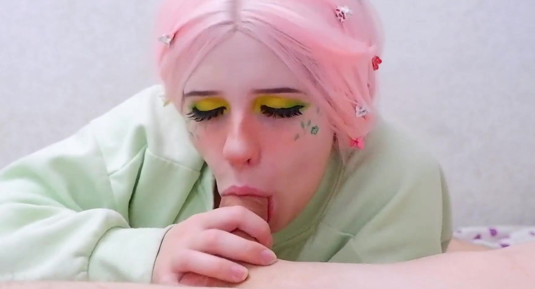 Bu66leGum Petite cutie licks cock Bu66leGum