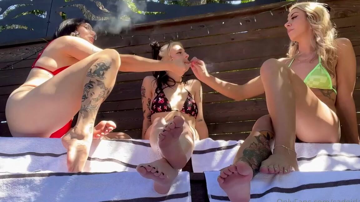 Astrid Mae Nicknamed Sadgirlastrid Onlyfans Hotties Smoking Ignoring You Ashleylottsxo Mathema Kitten I Ignore You While We Smoke Seems J