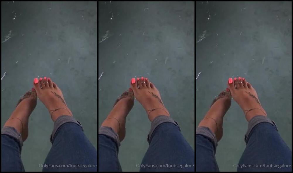 Footsiegalore Onlyfans Sitting By This Pool Was Heavenly Soggy Tootsies In T Straps Video