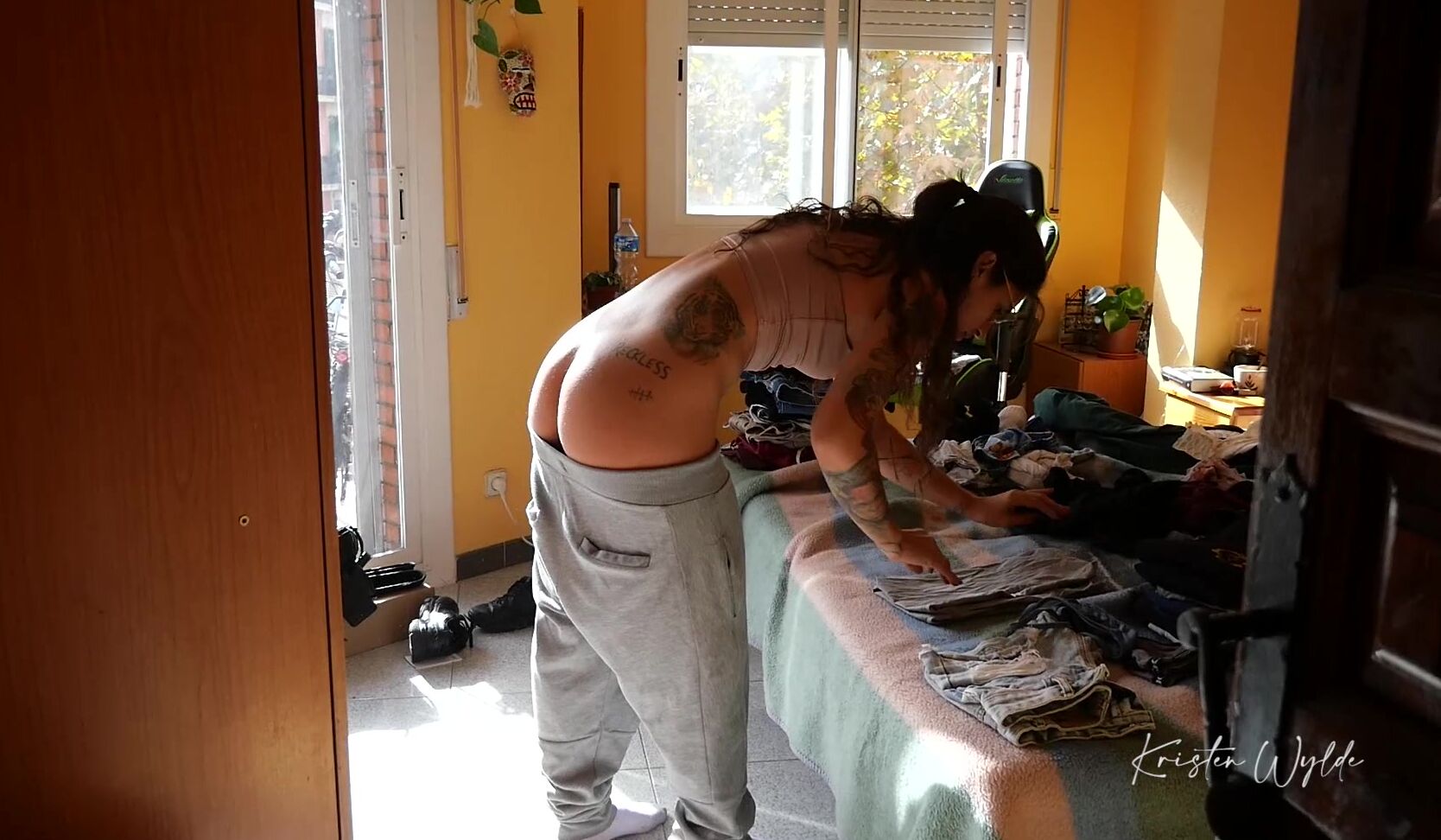 "kristenwylde" assworship, bigbutts, buttdrops, housecleaning, voyeur Buttcrack Fetish My roomate Manyvids