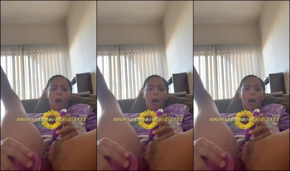 Arnisiaxxx Was Doing Some Laundry And Decided To Cum In My Living Room With My Blinds Wide Open