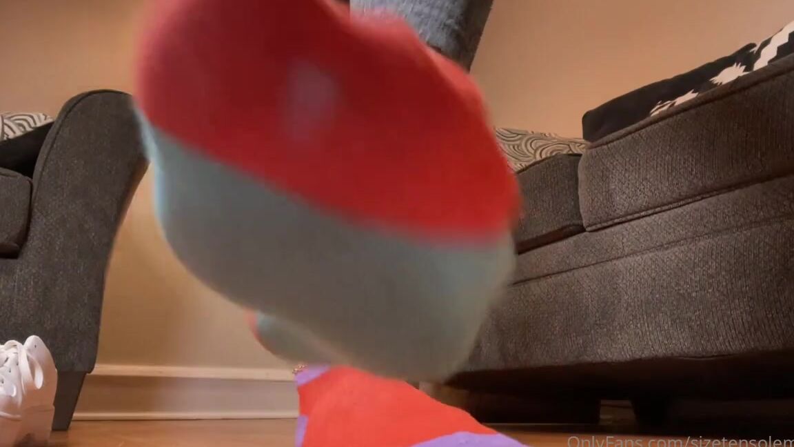 Sizetensolemates Onlyfans Imagine Youre Laying Below My Feet Jerking Your Pathetic Cock To The Scent Of My Gross Socks