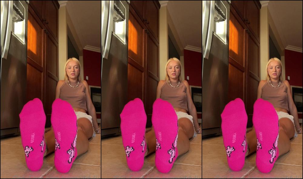 Xomaddykxo Hehe How Do U Like My Stinky Pink Socks You Get Cum On My Socks And I Ll Force U To