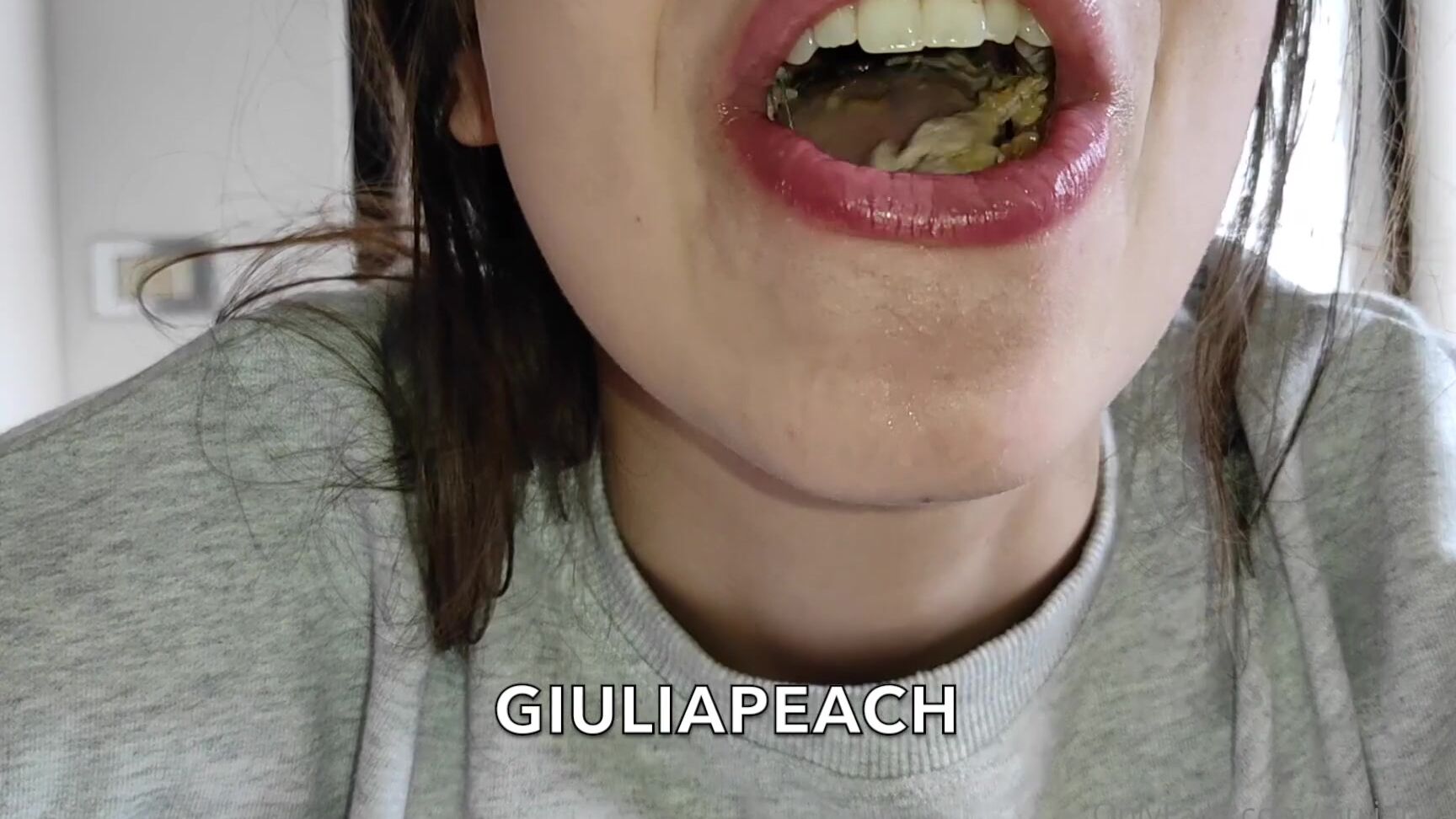 Giuliapeachxx Giulia Peach Eats An Hamburger Today I Want To Share My Lunch With You A V