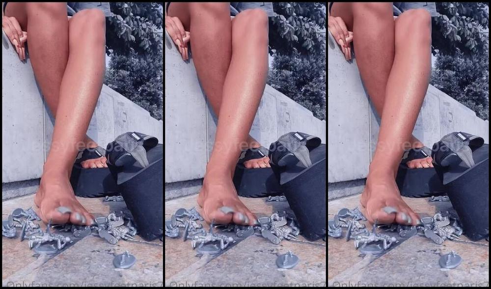 Jessyfeetparis75 Onlyfans Si Tu Bouges Je T Crase En Gante Crasant Des Petits Soldats Mme Celui Qui Essaie