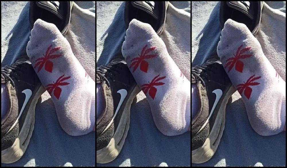 Emmysfeetandsocks Aka Emmyfeetandsocks Onlyfans You Cannot Imagine How Strong These Socks Smell I Wore Them For 10 Days Straight 1P