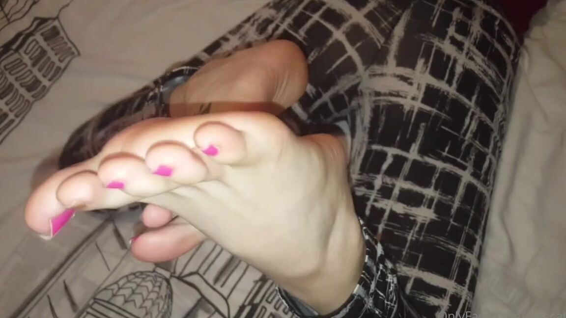 Greatbritishfeet Aka Solecatcher Onlyfans Ass Play And Sole Tease With The Goddess In Tight Leggings