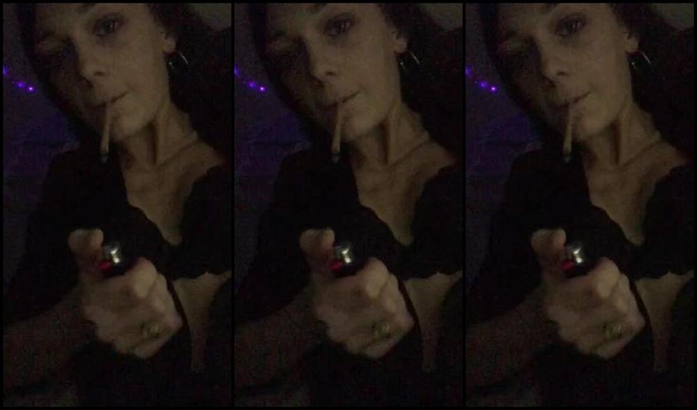 Goddessgaelle Nicknamed Badgaelle Onlyfans Vido Pour Les Smocker Fetish Regarde Moi Dans Mon Dshabill En Soie Fumant Sur Mon Joint