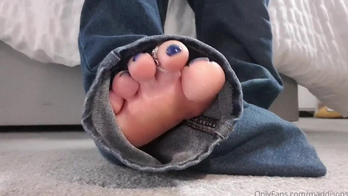 Maddison Spoilt Nicknamed Maddisonspoilt Onlyfans Blue Jeans Ans Blue Toes