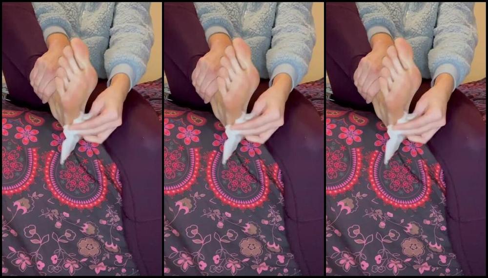 Gorgeous Long Toes Nicknamed Gorgeouslongtoes Onlyfans It S Sole Sunday Watch Me Get Ready For An Oily Sole Custom