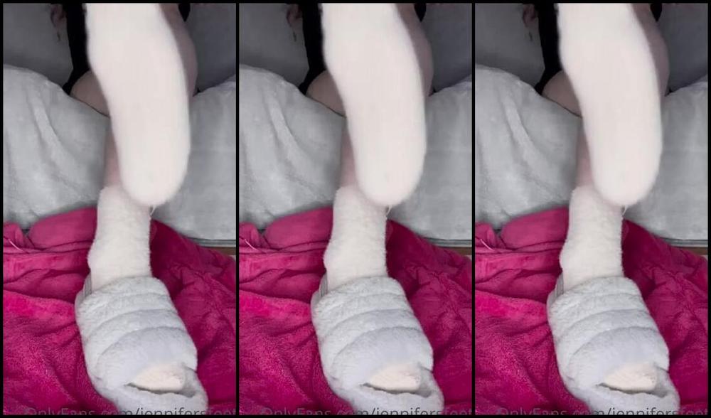 Jennifers Feet Nicknamed Jennifersfeetx 10 17 2021 Onlyfans Video Slipper Amp Sock Removal Then Putting Oil All Over My Pretty Stinky Feet For You