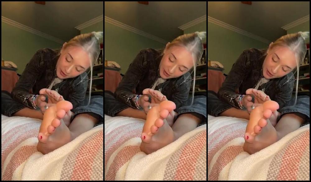 Goddess Kaylee Aka Xomaddykxo Onlyfans I Bet You Could Use A Lick Of These Soles Would Drain You Like A Custard Filled Donutp