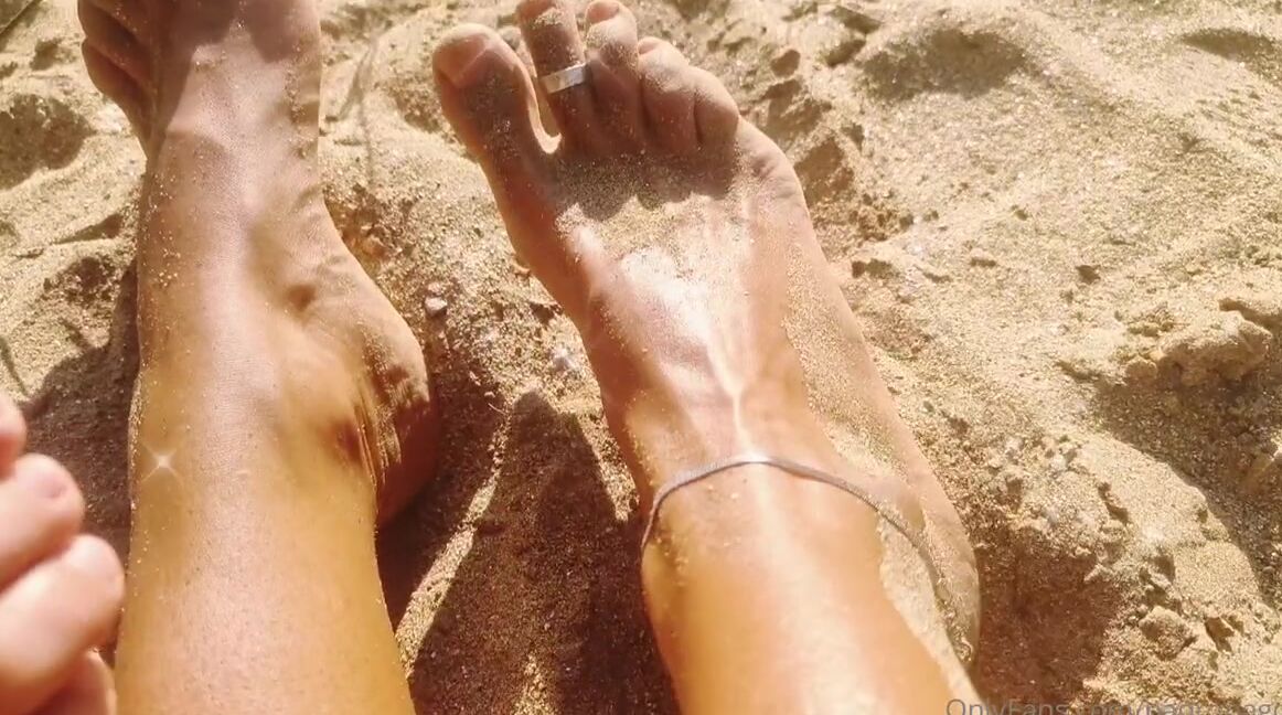 Mistress Desideria Godiva Nicknamed Padronagodiva 08 25 2022 Onlyfans Video Giochi In Spiaggia A 4 Piedi Debbylove1