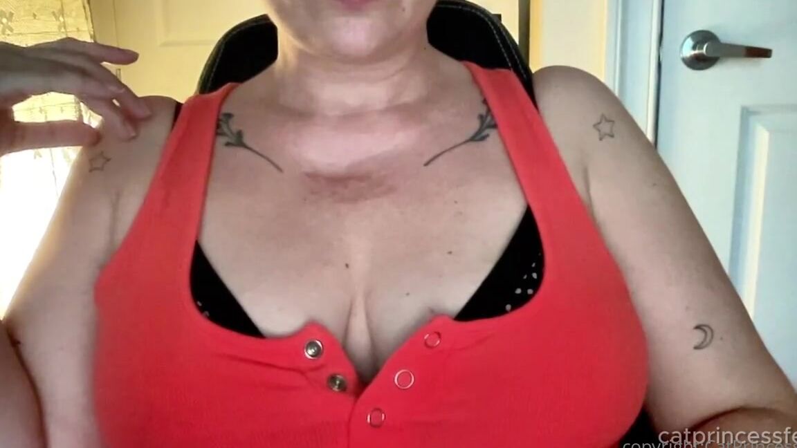 Catprincessfeet Onlyfans Boob Guys To The Front Big Tits And Lips Teasesmoking Chatting Smiling Teasing You With My 3