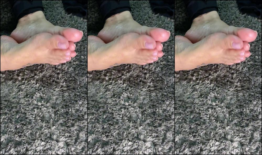 Vickbar 2986790540 08 20 2023 4 Minutes Of Video With Feet Soaked In Oil Massaging Them Pink And Soft Soles