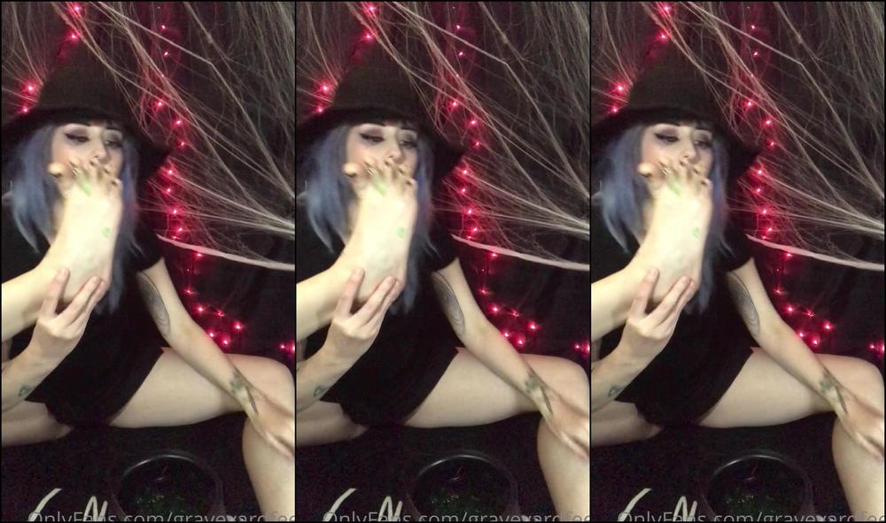 graveyardfeet-17-10-2020-1086377083-witchy-self-worship.-watch-me-step-in-my-cauldron-and-clean-the-green-slime-from-my-feet-