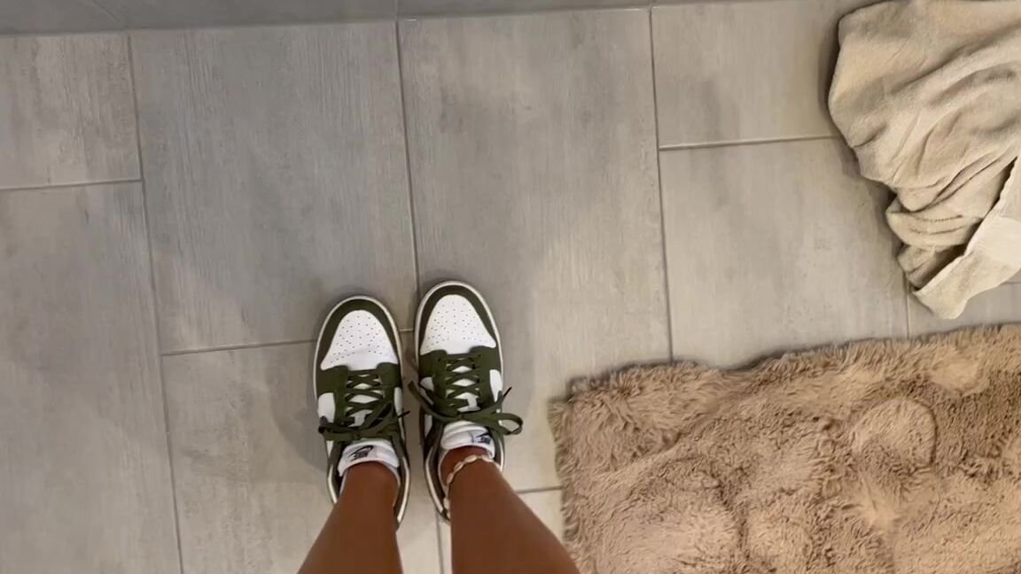Germangirlnextdoor95 Onlyfans Today Im Wearing My Green Nike Dunks I Get Into My Bathtub And Shower Off My White Socks You