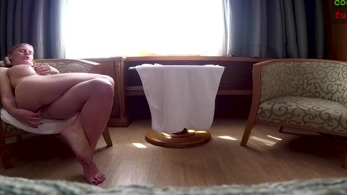 Codefuck Сисястая Саша помыла киску и испытывает оргазмы, скрещивая ноги PornHubPremium