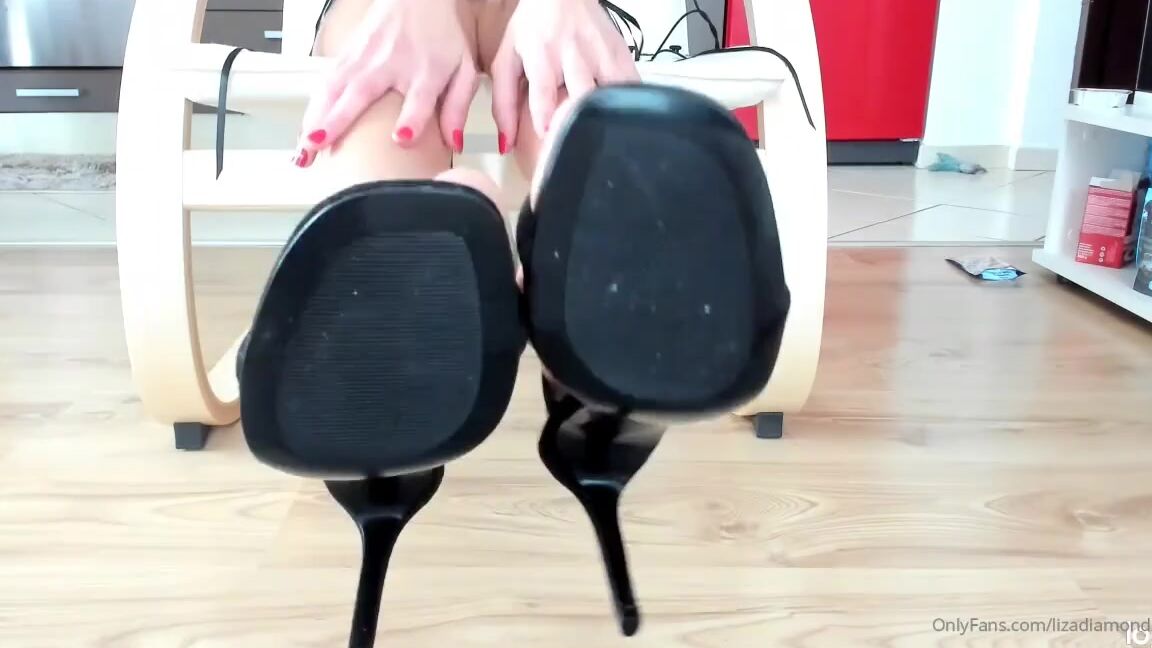 Cuteelisen Nicknamed Cuteelisen Onlyfans Foot Lovers Up And I Take My Shoes Off