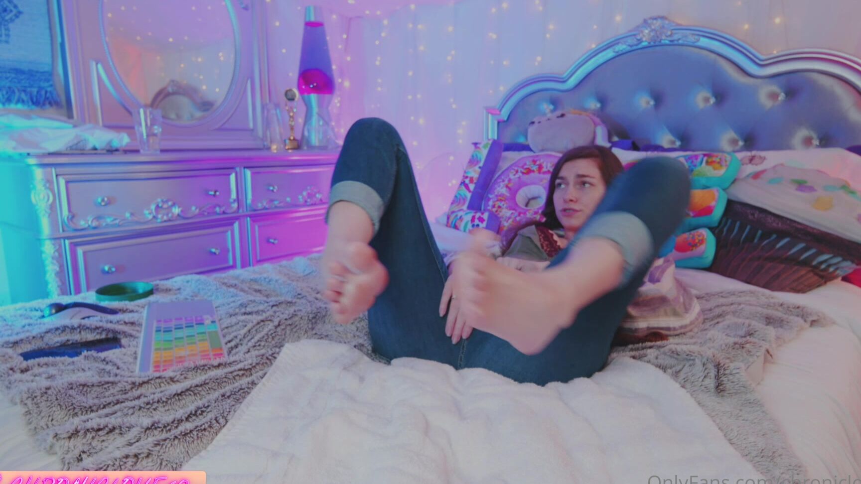 chroniclove69-08-03-2021-2047743233-bare-feet-tight-jeans-foot-lovers-dream-oil-teases-3