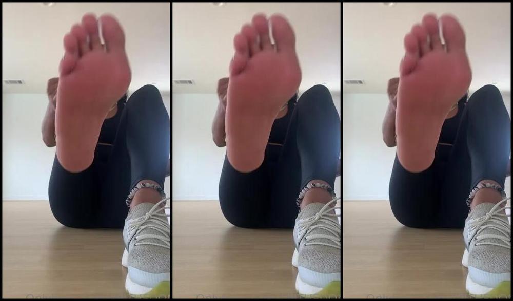 Ebonykinkyqueen Nicknamed Ebonykinkyqueen Onlyfans Lick My Big Feet Clean After Yoga