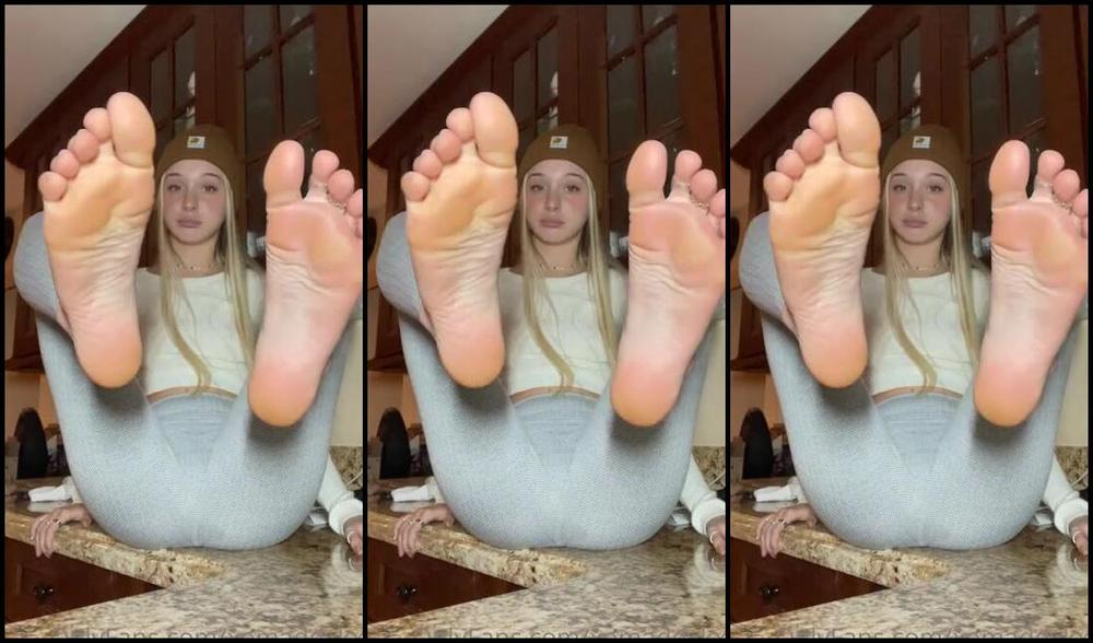 Goddess Kaylee Aka Xomaddykxo Onlyfans Whos Ready To Hand It Over And Worship These Perfect Smelly Feetp