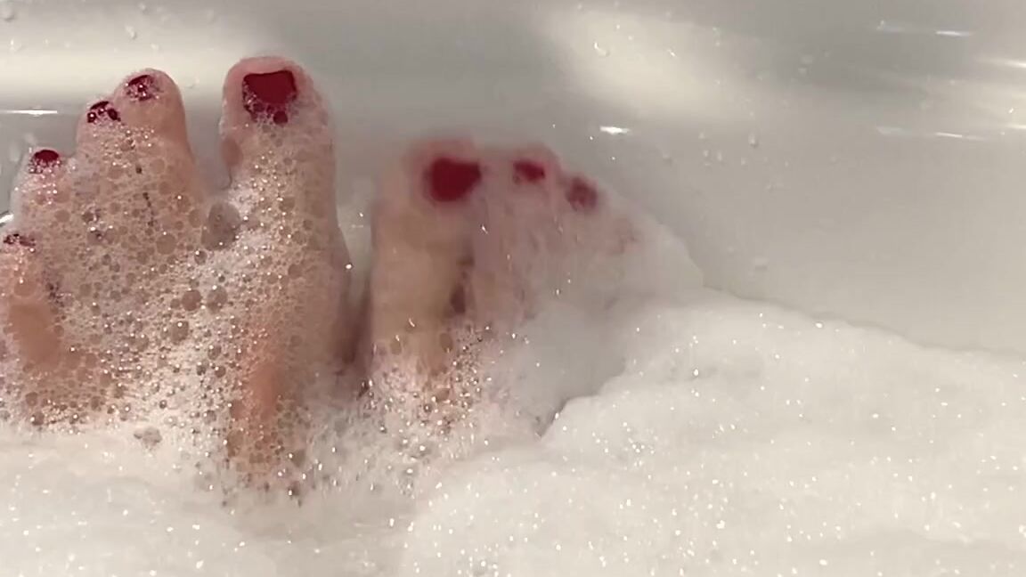 Lezlyan Nicknamed La Little Dancer Feet Onlyfans I Love Getting Baths One Of The Best Feelings In The World Is Being Submerged