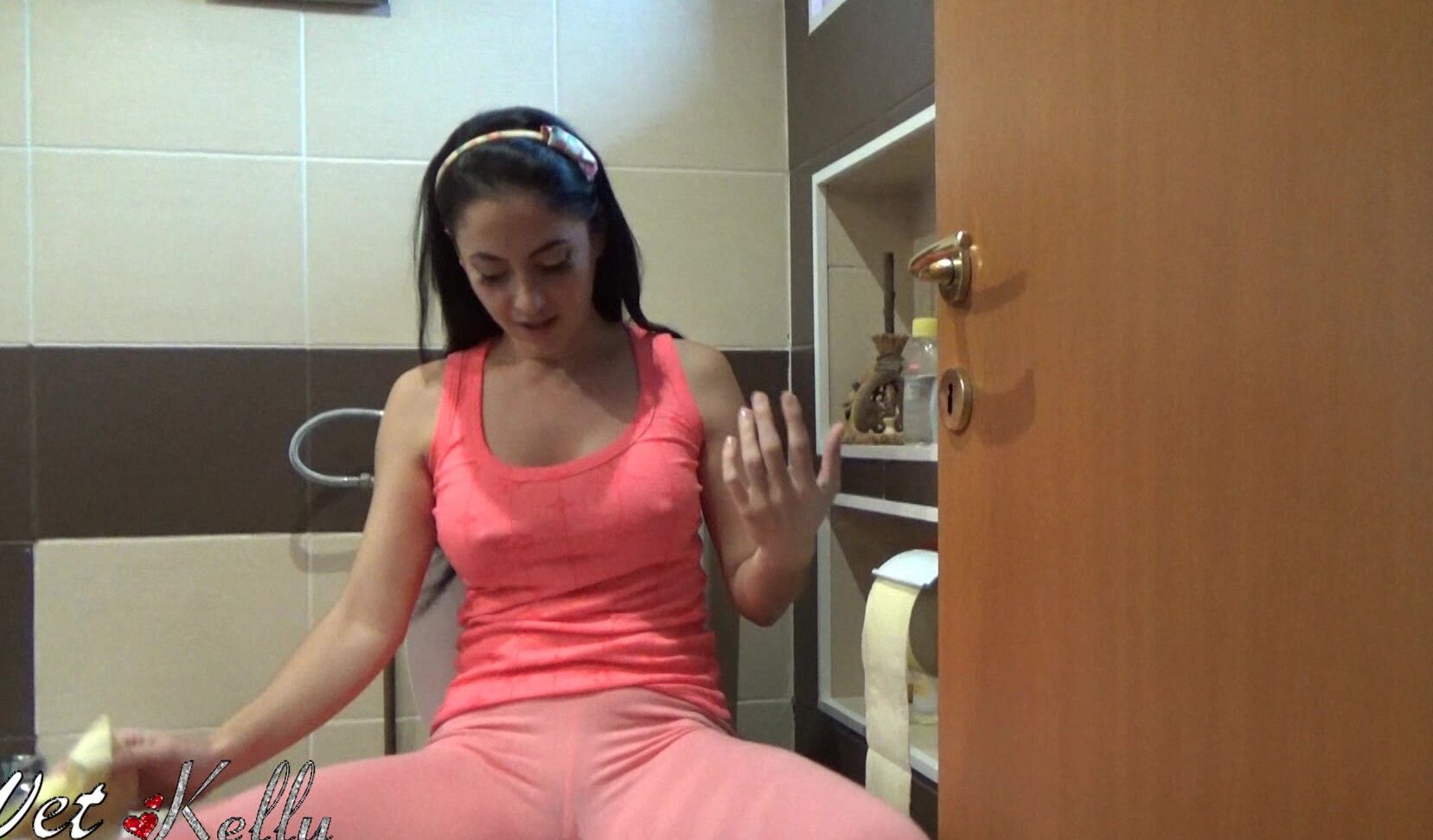 Pee, Yoga Pants, Fetish Clothing, Desperation, Toilet Fetish wet kelly p-- on yoga pants ManyVids