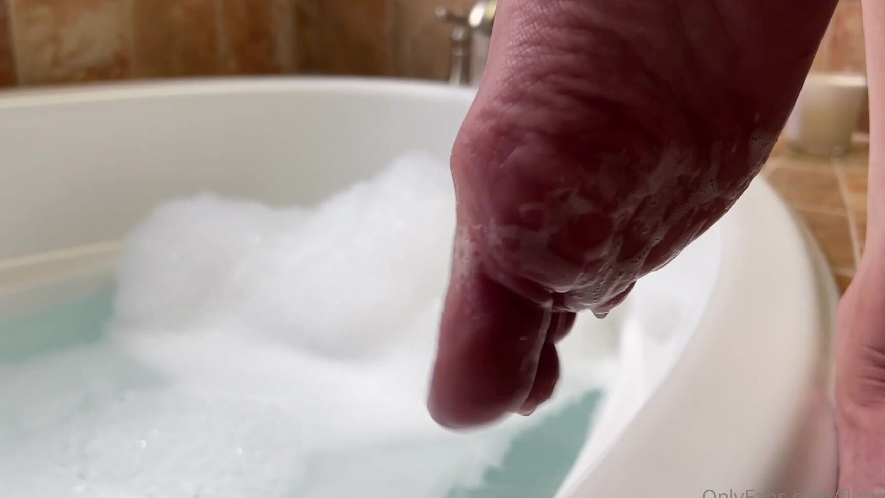 Flirtypaws Feet Only Took A Bath In Pink Toes Watch These Jellybeans Poke Through The Bubbles