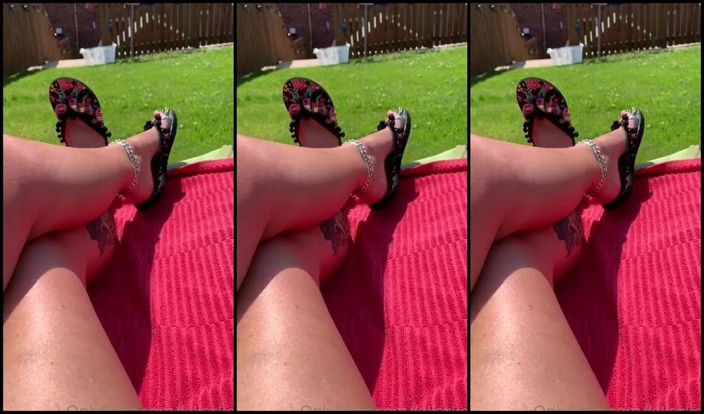 Killersexyfeets Nicknamed Killerkell Onlyfans Sunbathing In The Garden Come And Rub My Oil