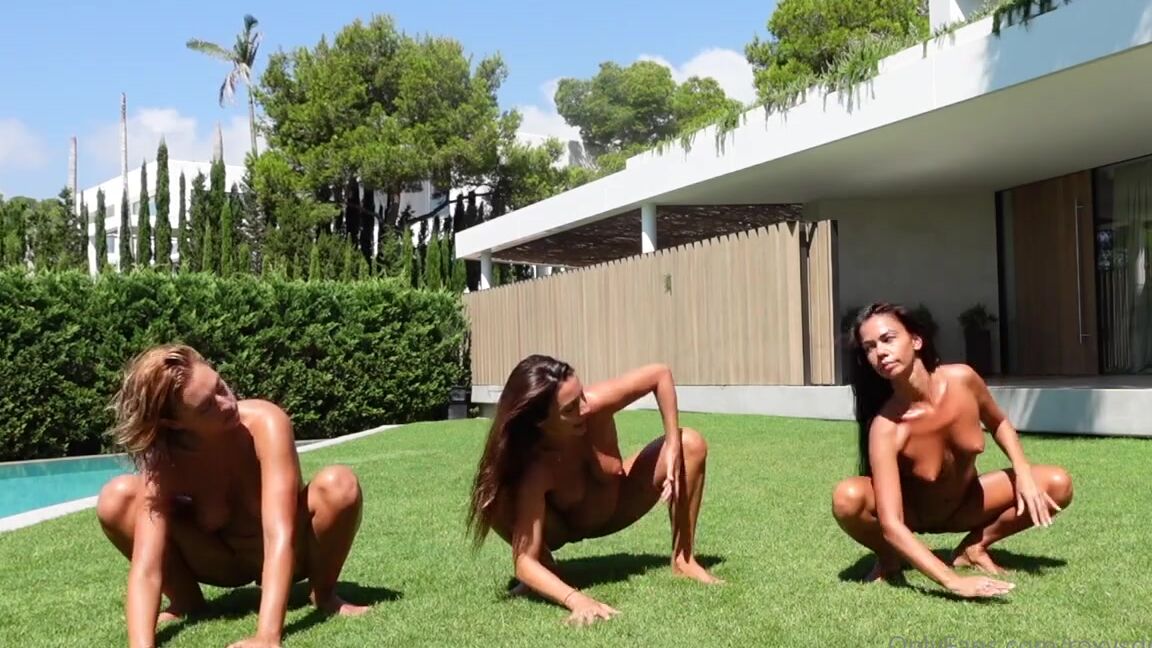 Roxysdream Onlyfans I Gave My Girlfriends Atenart And Joss Naturespirit A Sensual Naked Yoga Class Theyre Yoga Teap