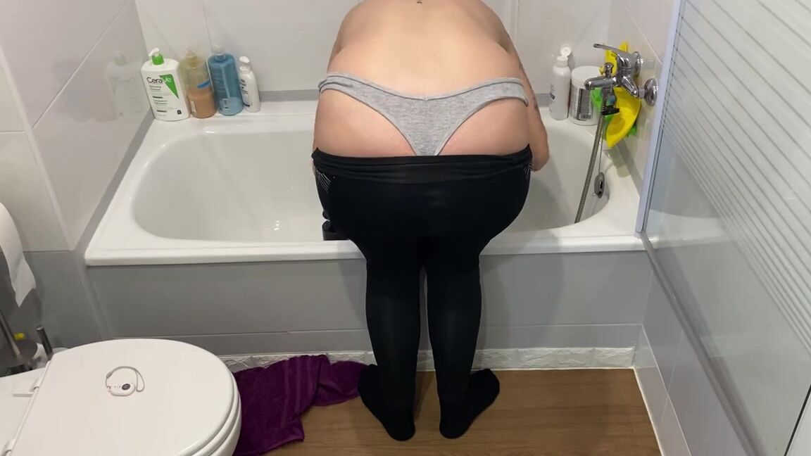 Prettyprincess220 03 18 2023 Onlyfans Video Butt Crack While I Wash My Hair Over The Bathtub