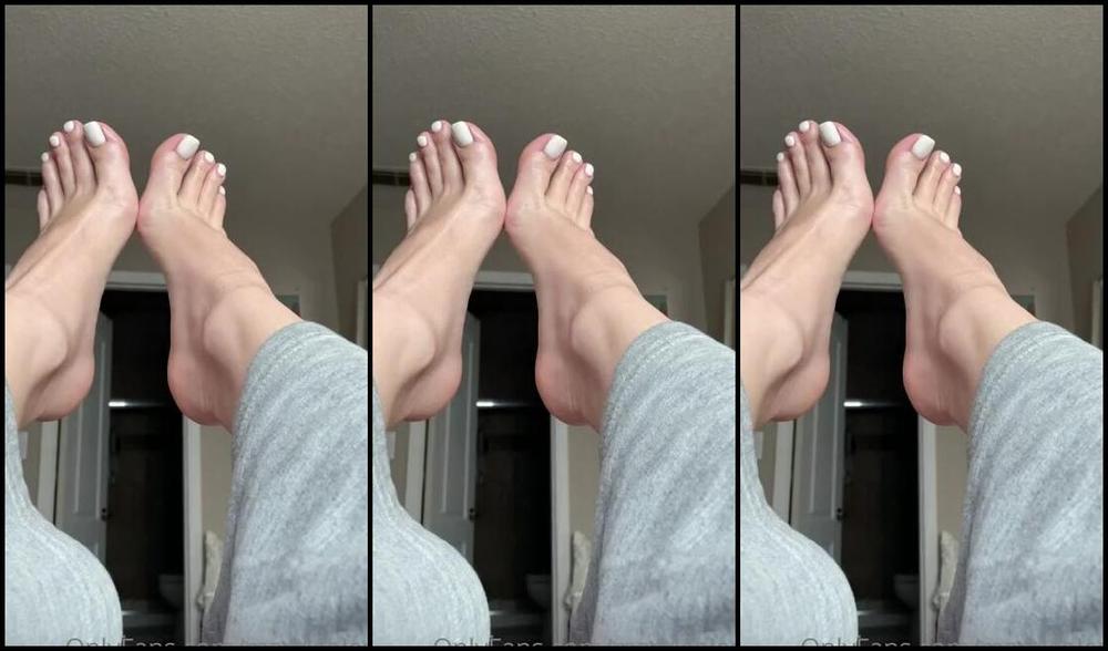 Goddess Mads Nicknamed Mad4Soles Onlyfans You D Be So Lucky To Have Your Way With My Feet On Christmas Morning