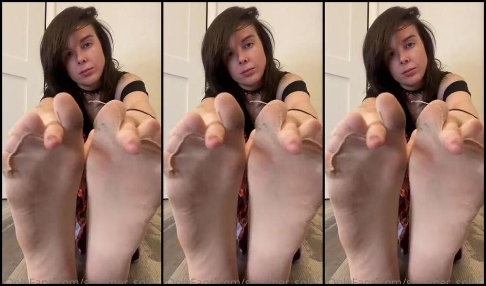 Summer Solesis Nicknamed Summer Solesis Onlyfans Just Showing Off My Feet After A Long Shift 1