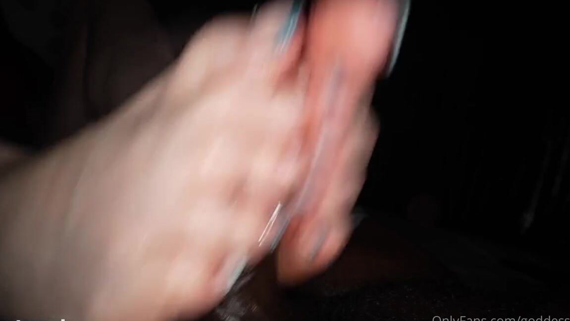 Fendi Feet Aka Goddessfendi 01 02 2025 Onlyfans Video Merry Christmas Have You Been A Good Boy This Yearp