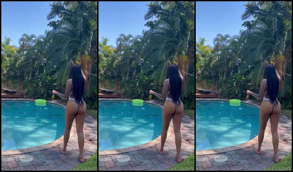 Ebonykinkyqueen Nicknamed Ebonykinkyqueen Onlyfans Practicing My Whip Skills In Miami Who Will Be Mistresses First Wh Ping Boy Fr