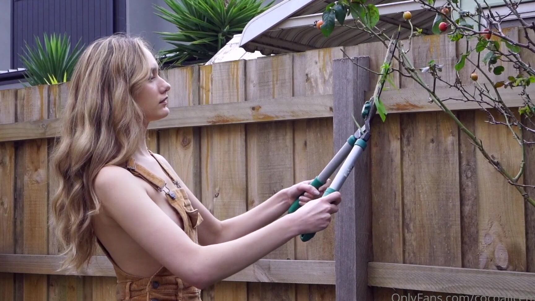 cocoalicemodel-20-06-2021-2140913535-gardening-bonus-side-boob