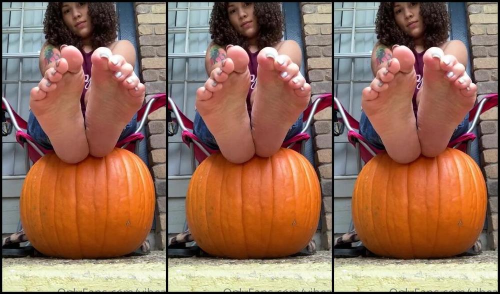 Natasha Aka Vibez3 Onlyfans Wiggly Toes Outside Soles Teasing You While Propped On A Pumpkin