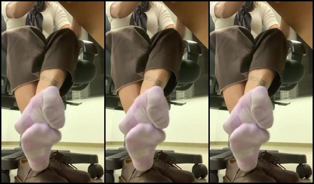 Asiansmartsoles Onlyfans Secretly Taking My Socks Off While On My Computer At School H8P