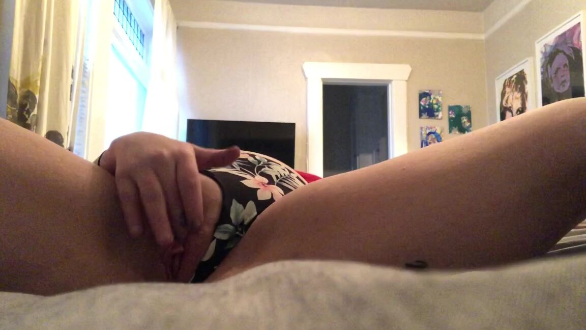 Olivia Vee Rubbing My Pussy In My Airbnb