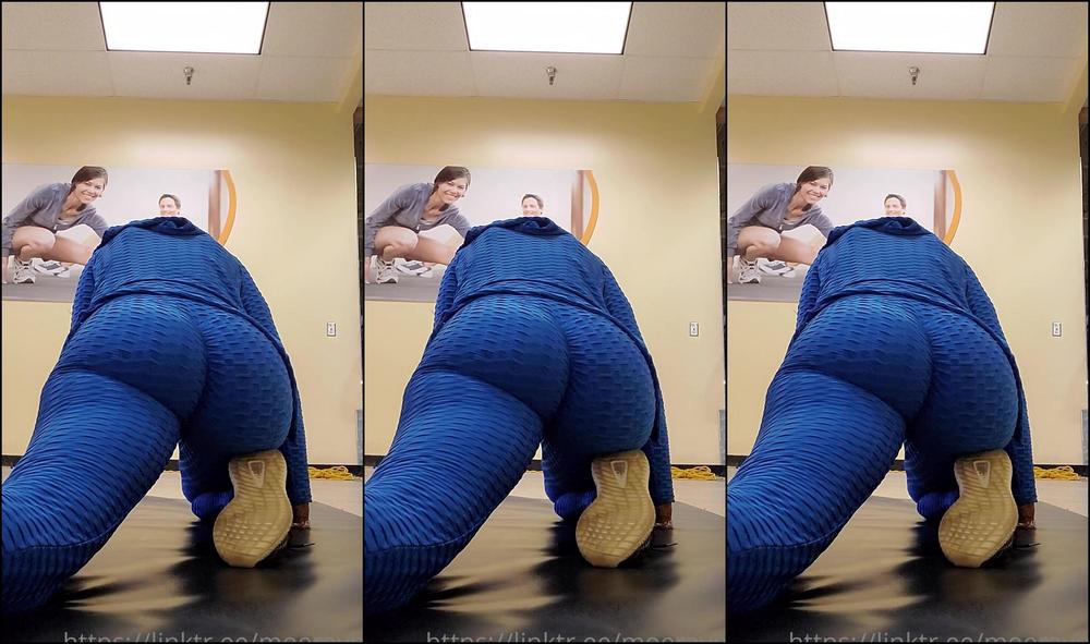 Itsmoeduh Stretching At The Gym In Some Sexy Blue Tights