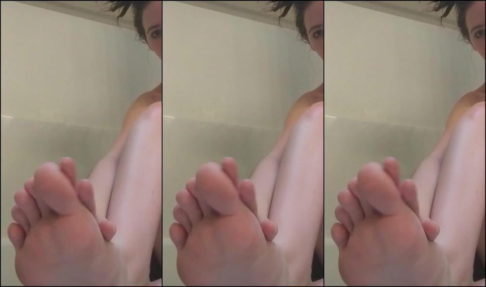 Lisalynx Lotioning Up My Feet Fresh Out Of The Shower