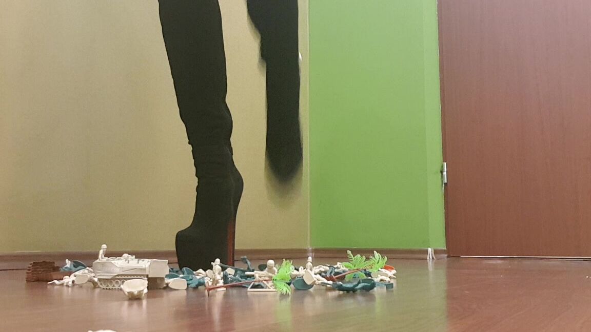 Deviousbrunette Giantess Smashes Soldiers With Boots