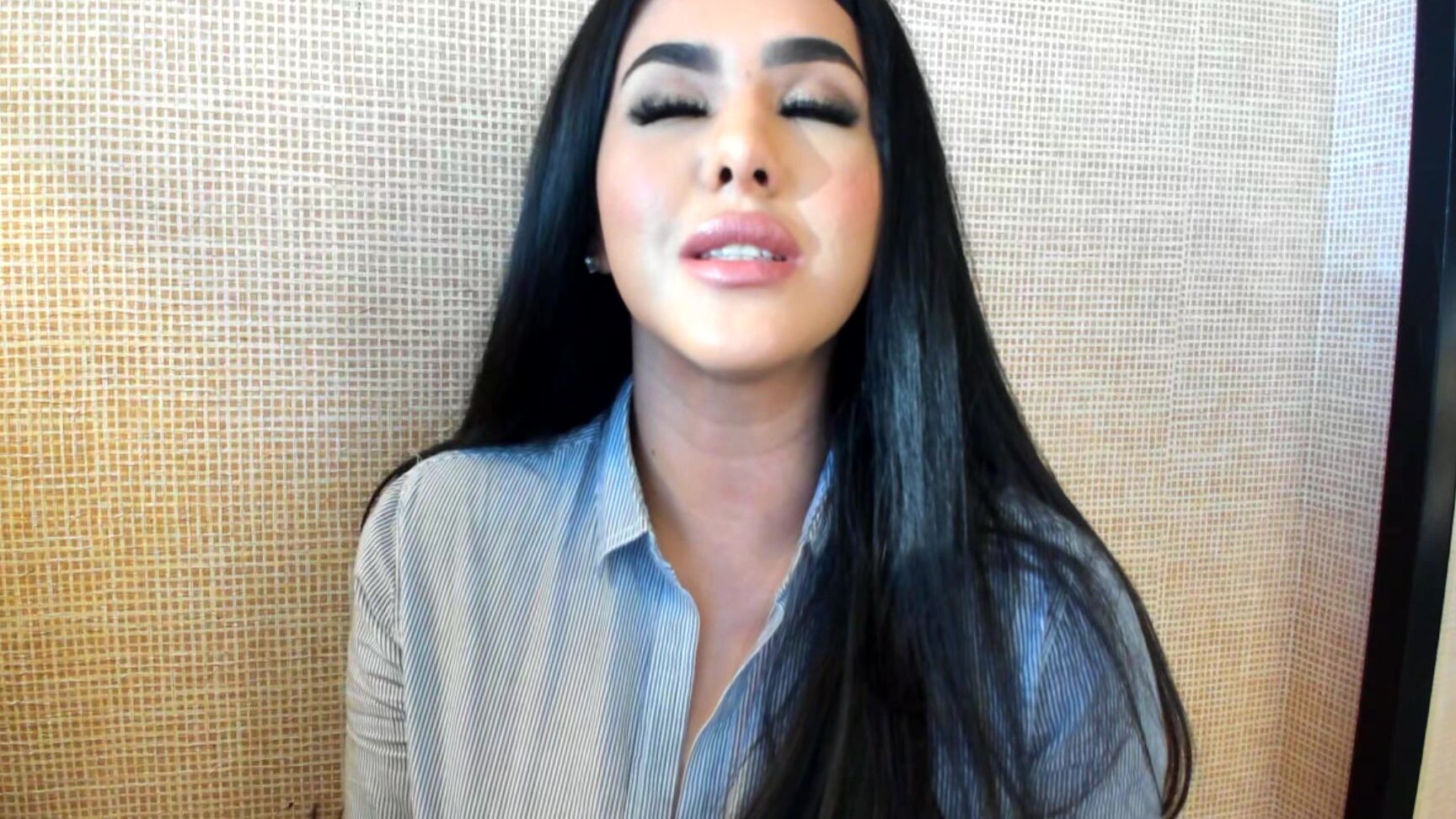 Makayla Divine Mesmerize Kiss Conditioning